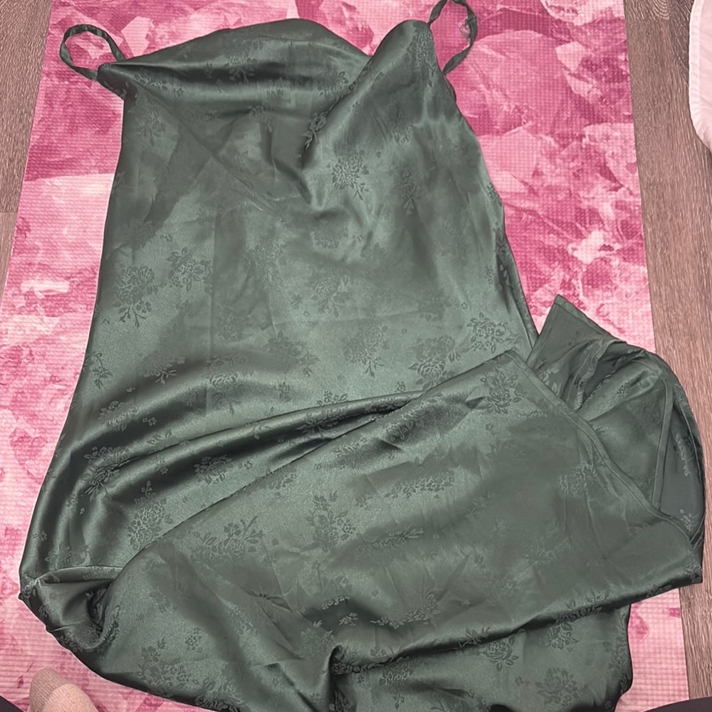 Chic Green Midi Dress with Spaghetti Straps and Soft Fabric